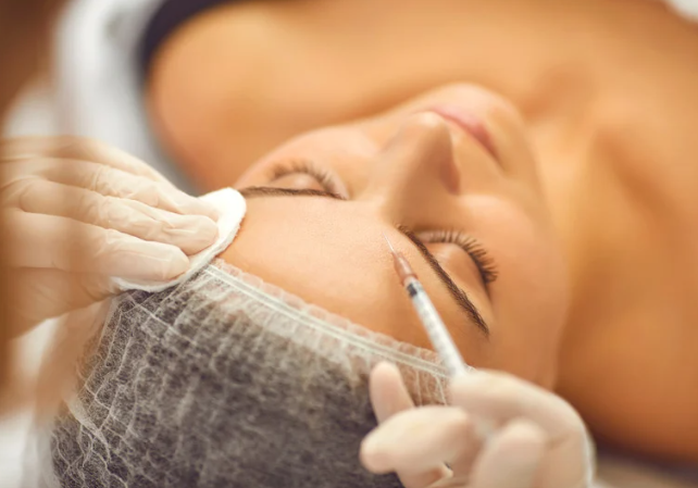 Tratamento com Toxina botulínica. Serve para tratamento de rugas, linhas de expressão, linhas marcadas no rosto, pé de galinha, bigode chinês, código de barras. Melhora o aspecto da linha do sorriso, da linha do olho e das rugas na sobrancelha ou na testa.