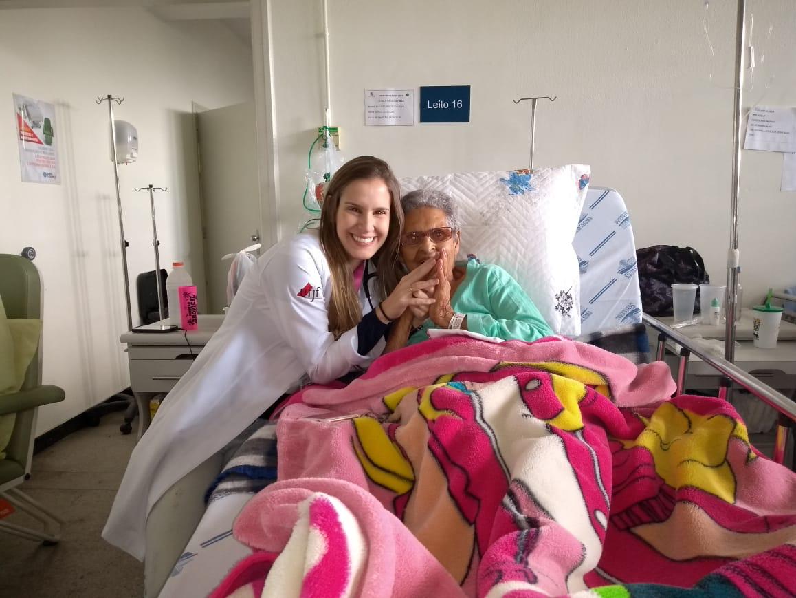 Dra. Marcela Dermatologista acompanhada de paciente recuperando Dermatologista marcela acompanhada de sua paciente querida que teve uma doença dermatológica grave e foi tratada com sucesso pela melhor.