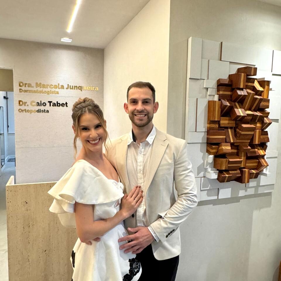 Dra. Marcela Junqueira dermatologista Tricologista e Estética em Juiz de Fora - MG acompanhada do marido Dr Caio Tabet ortopedista especializado em medicina da dor e medicina esportiva, juntos em sua clínica dermatologia em juiz de fora.
