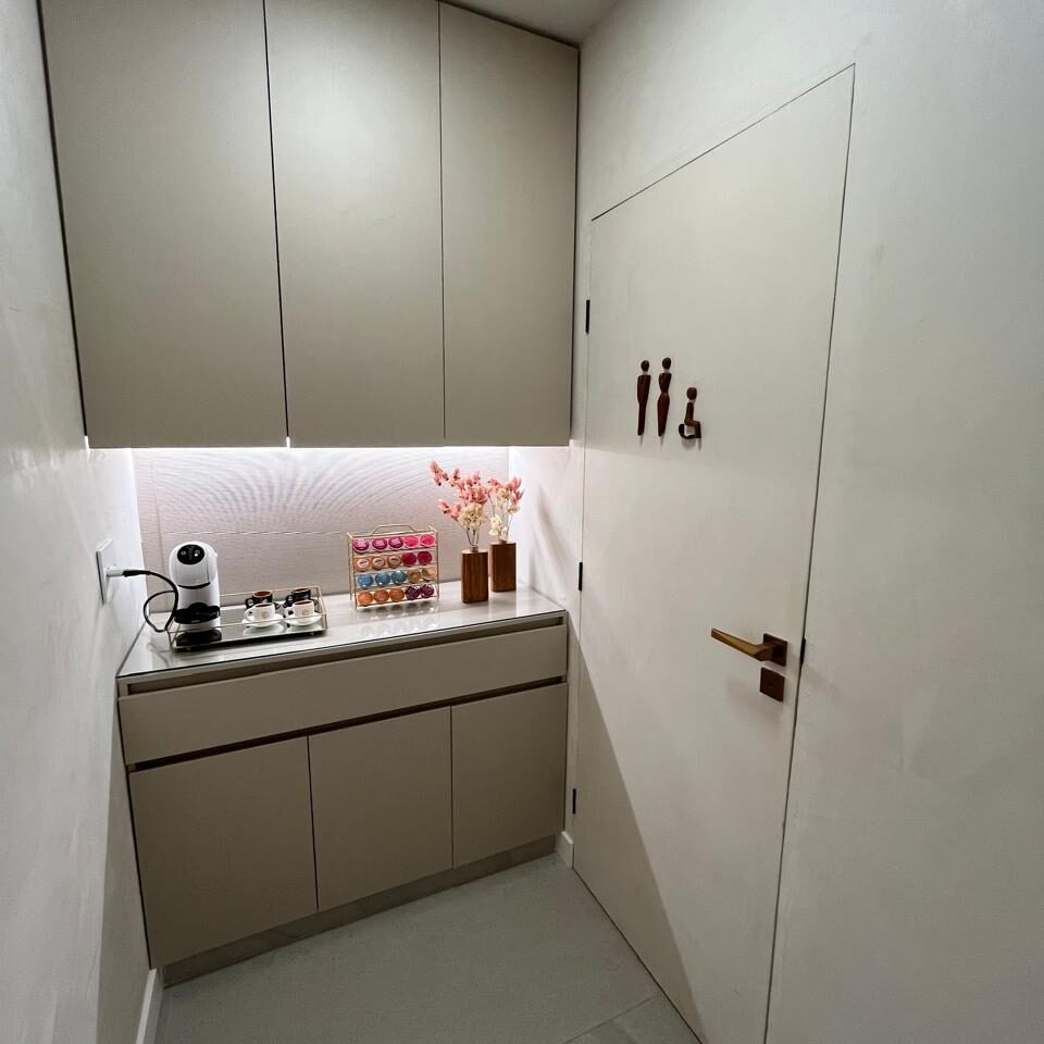 Sala de café da clínica dermatologia da Dra. Marcela, que fica no centro. Espaço elegante e acolhedor para os pacientes que estão realizando tratamento de queda de cabelo com a melhor dermatologista de juiz de fora.