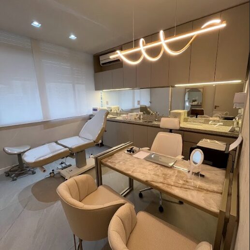 Sala da clínica dermatológica da dra. marcela, com maca, mesa, lustre, espelho. Aqui é realizado tratamento de rugas, botox, toxina botulínica, e o preenchimento com ácido hialurônico,.